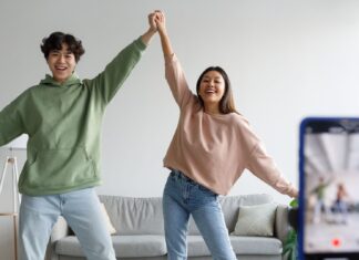 Livestreaming A Concert With Friends? Here’s A Checklist To Begin