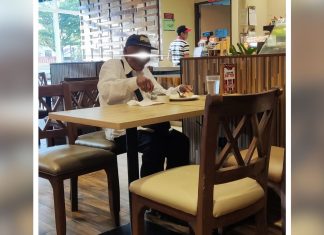Elderly Man Receives Warm Treatment From Kindhearted Restaurant Team